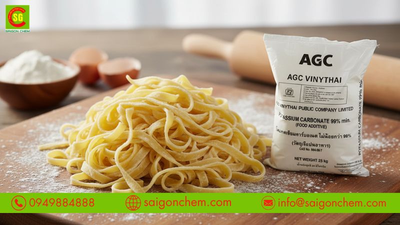 K2CO3 hòa tan dễ dàng, tạo thành dung dịch kiềm mạnh