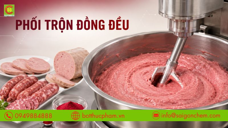 Phối trộn đúng cách giúp màu phân bố đồng đều trong khối thịt.